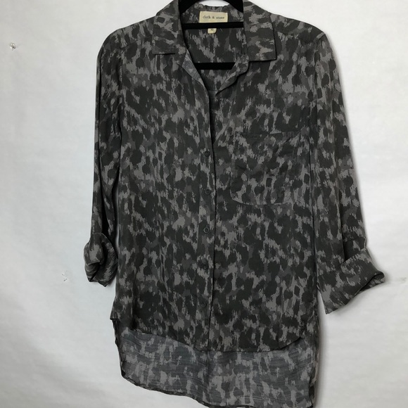 Anthropologie Tops - 🌸3/$25 Anthropologie grey camo 3/4 sleeve shirt